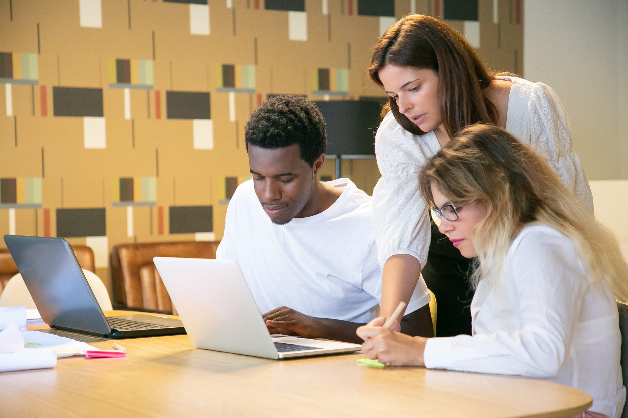 Tutor helping students with a creative project